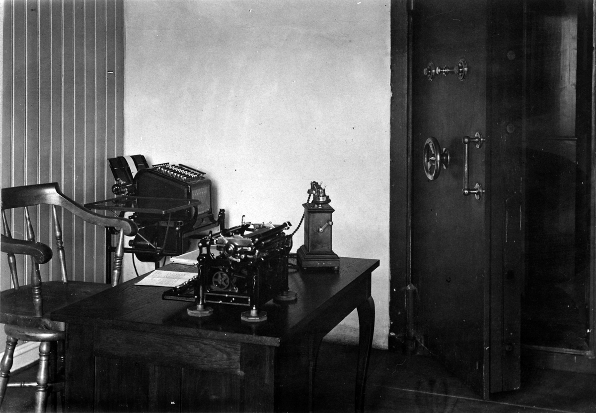 Interiør, kontor, Ringsaker Sparebank, Moelv, telefon, skrivemaskin, pult, bankhvelv, 1927.
