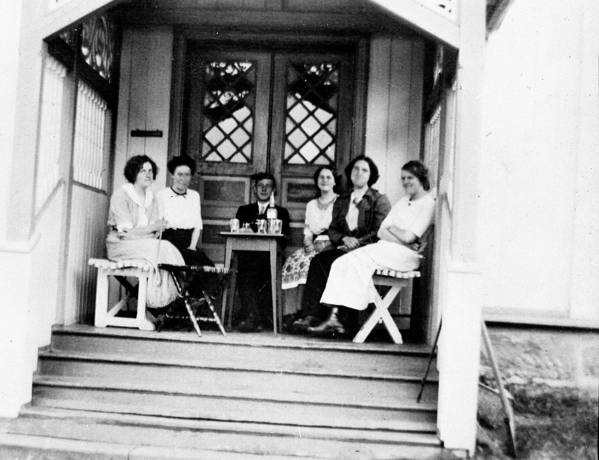 Simenstad gård, Veldre, Ringsaker. Grethe Simenstad, ukjent, ukjent, Julie, Dorthea og Kristine Simenstad på verandaen.