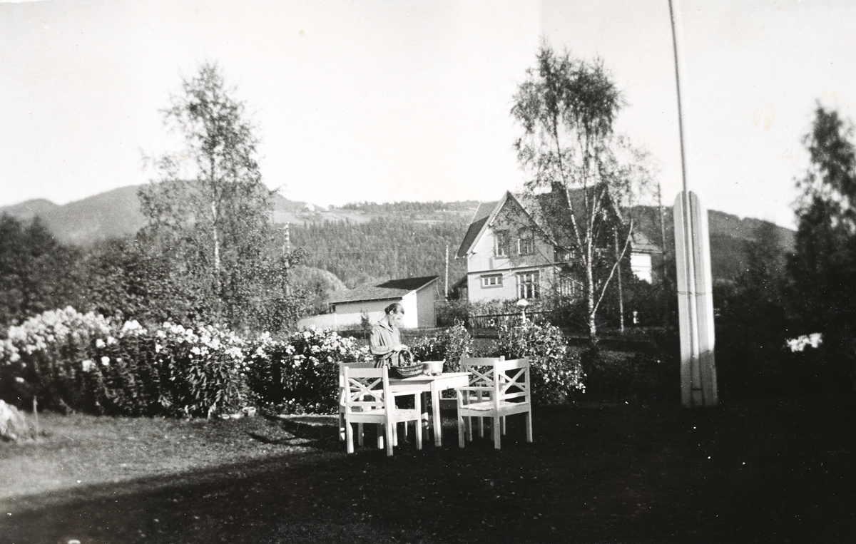 Elverhøy i Parkvegen 1, Brumunddal, ukjent kvinne, dekker på bord, hagemøblement, ca 1931. 