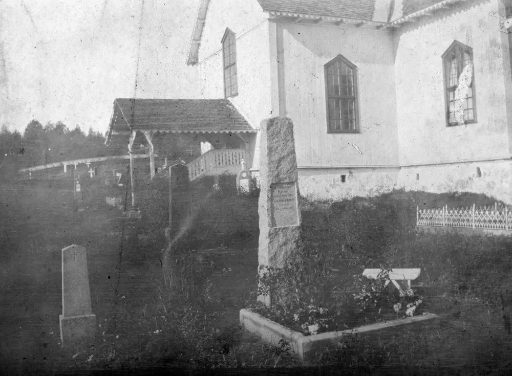 Kirkegården ved Veldre kirke.