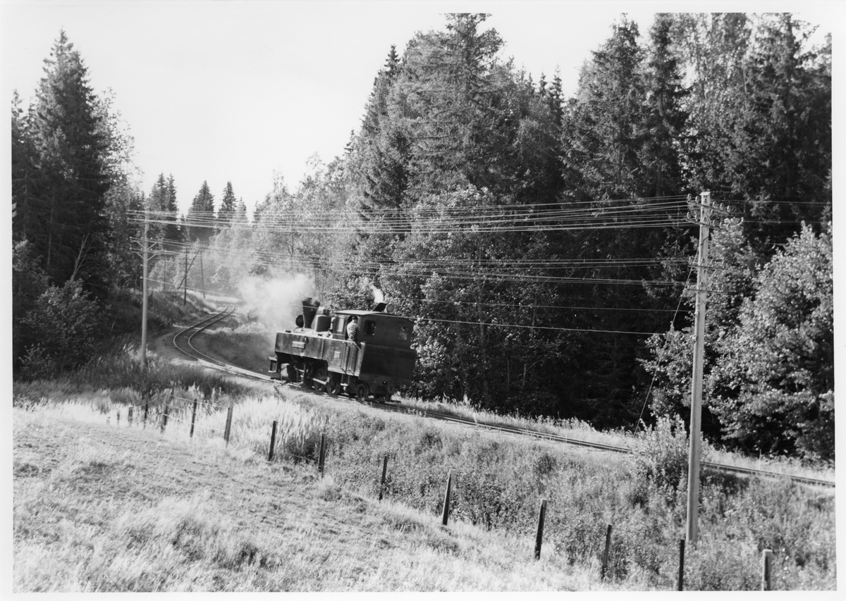 Lok 4 Setskogen på vei ned Harkerudbakken for å hente vogner som måtte settes igjen pga for høy togvekt i stigningen, etter at toget hadde stanset for å ta med Svend Jørgensen og Mogens Bruun.