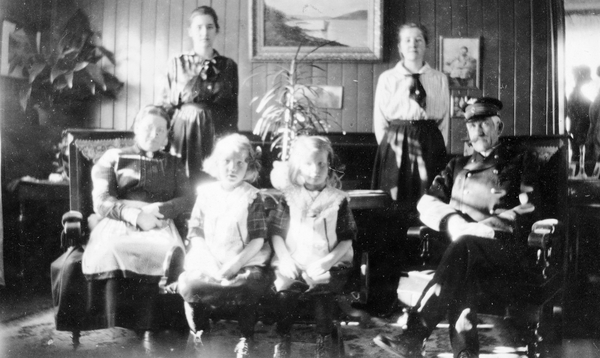Familien Frydenlund på Kringsjå, Ådalsbruk ca. 1920. Foran f. v Hanna, Hildur, Alfhild og Anton. Bak f. v Borghild og Hjørdis Frydenlund.  Løten.