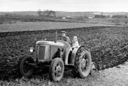 UTHUS GARD? I STANGE, PLØYING MED TRAKTOR CA. 1948-1950, VÅR
