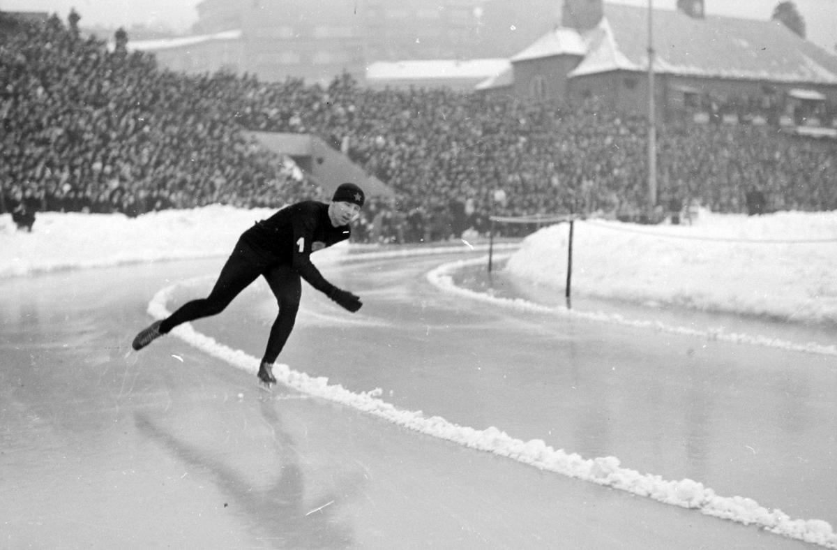 Skøyteløper Konstantin Kudrjavtsev fra Sovjet, på Bislett, Oslo.  Han deltok på to Bislett-stevner den 9.–10. og 13.–14. februar, 1946
Skøyteløp.