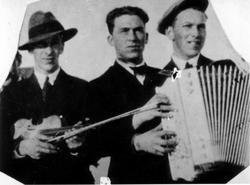 Brødrene Sivertsen med trekkspill og fiolin, 1935.