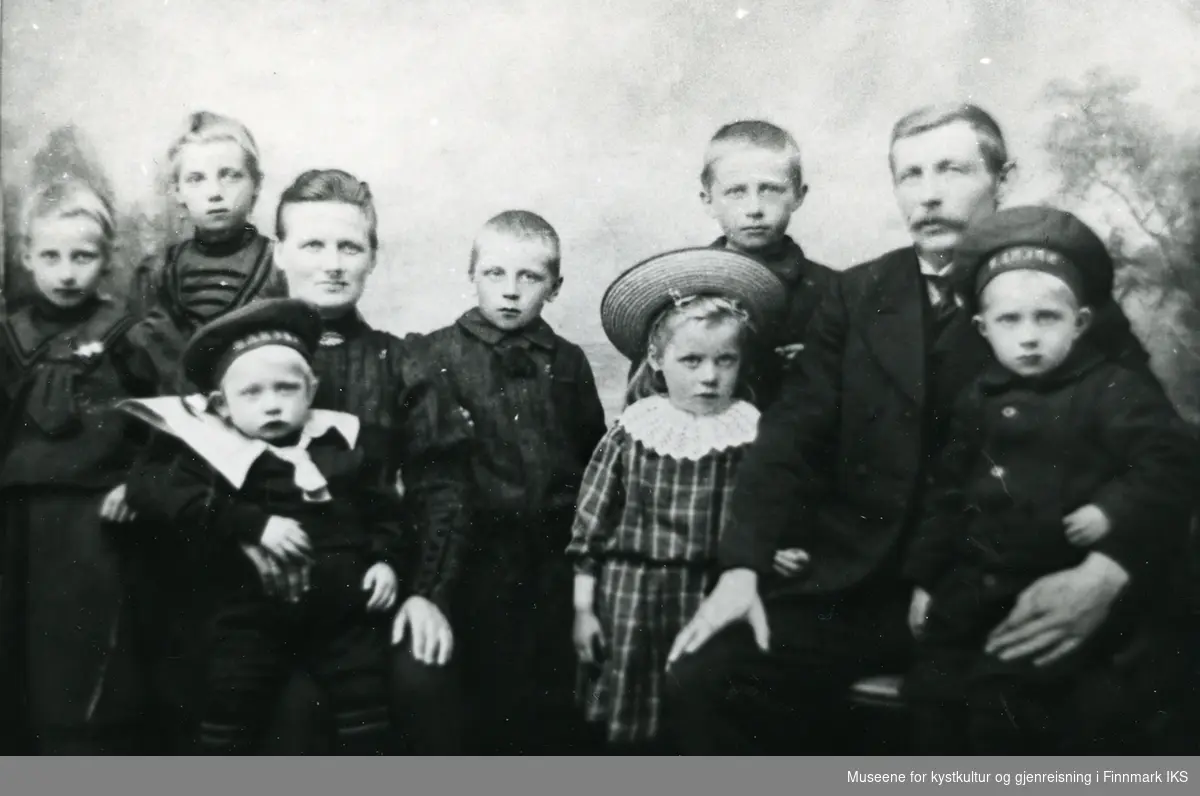 Peter og Lorentze Rasmussen og deres 7 barn. Fotografert ca 1910 ...