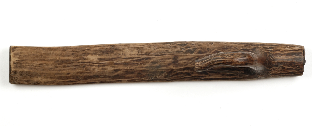 Mangletreets håndtak er en grein som sitter naturlig fast på det trestykket, som mangletreet er laget av.
Håndtakssiden er uten utskjært dekor. Men er litt avrundet på oversiden, på grunn av treet det er laget av.