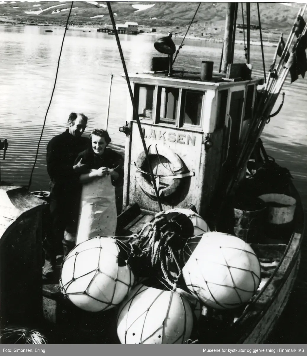 Erling Arnesen og Tove Meyer ombord i M/K "Laksen" av Mehamn.