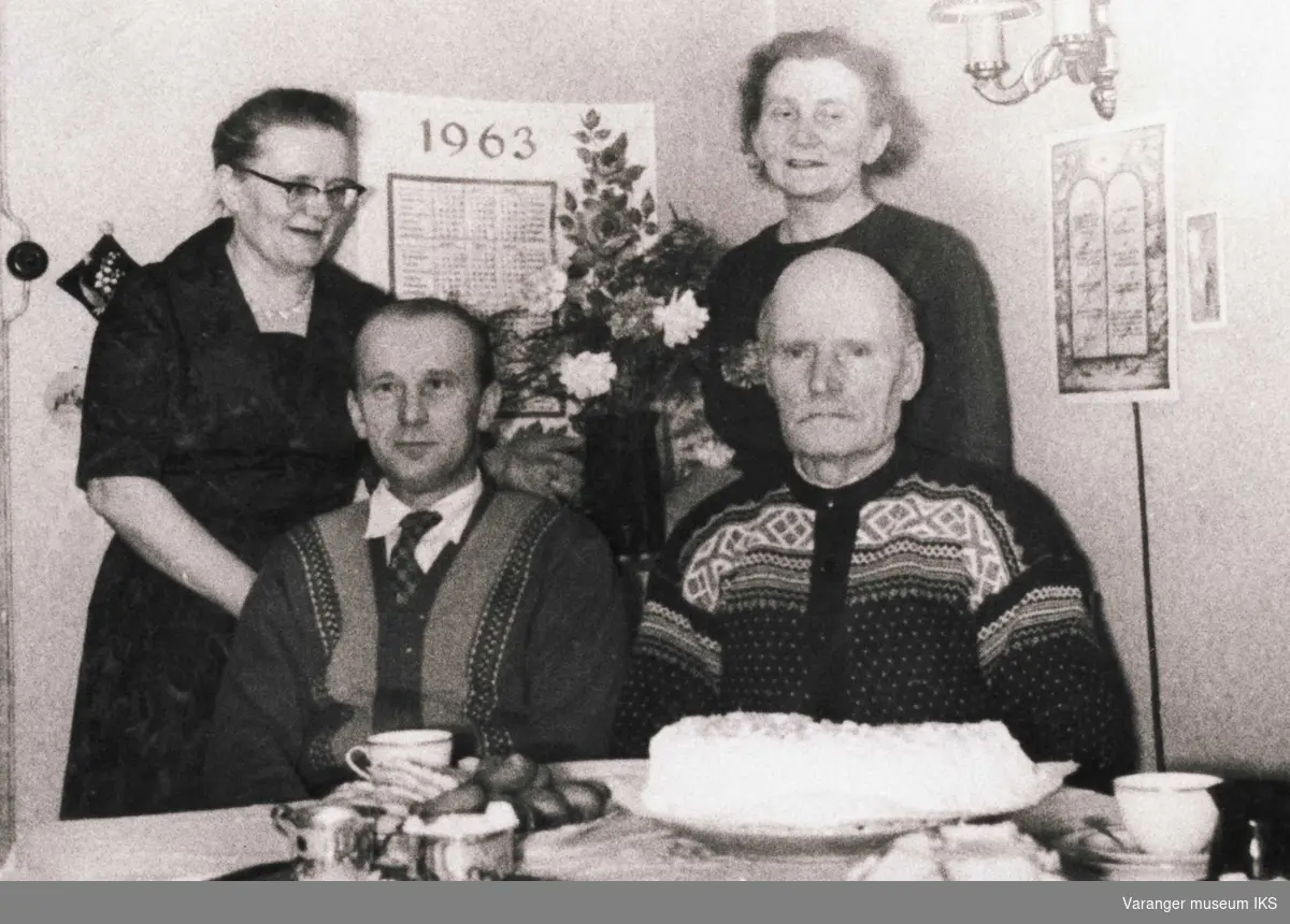 Ida, Karl og Alf Tuomainen med Laura Aline Strige i stua på Tuomainen 1963.