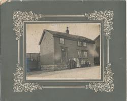 Familie foran hus i Tandberggata, ca. 1915