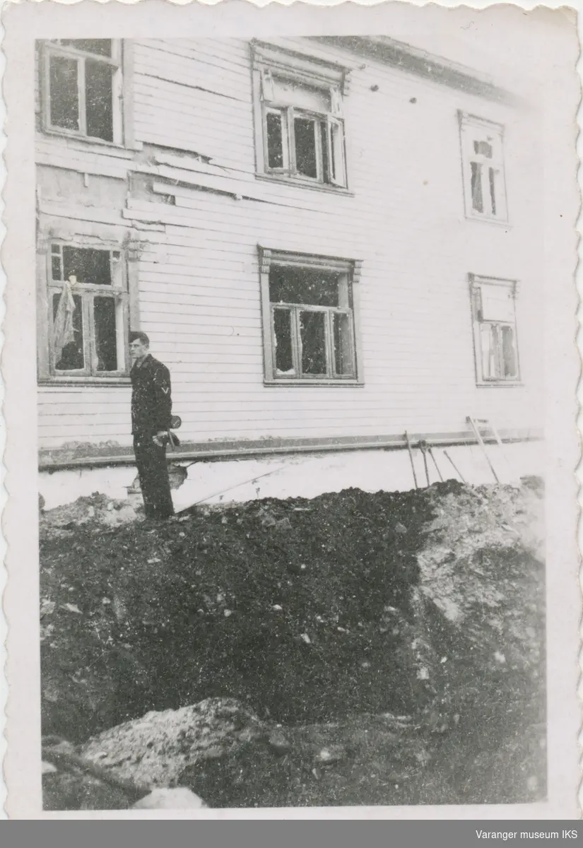 Tysk soldat ved bombekrater foran Festningsgata 15