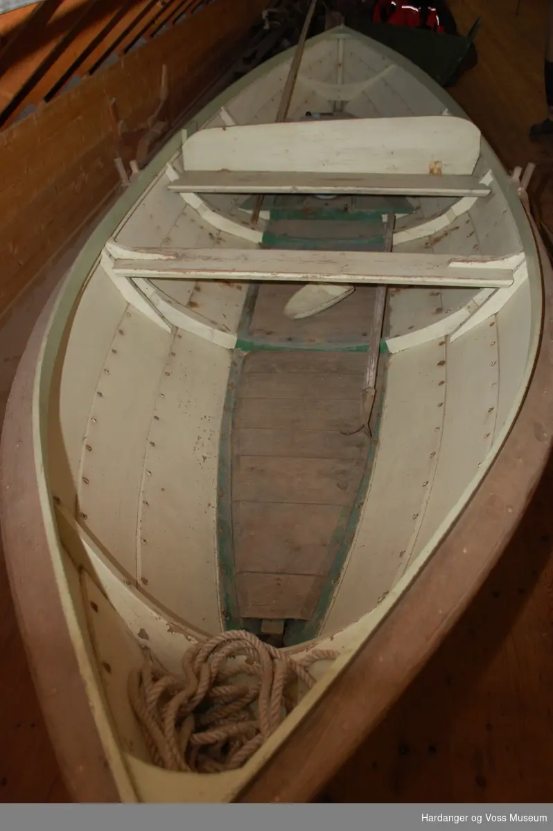 Båten er bygd i Strandebarm som ein typisk båt berekna på Austlands-marknaden. Han har 4 bordgangar, skvettripe på innsida av esingene, tolleganger (ikkje keipar), låge stamntoppar.
Båten er ein færing, men har berre eitt årepar. I det bakre rommet står motoren, ein einsylindra luftkjølt Kohler (produsert i USA). Ein kan sjå at båten er bygd for motor på gjennomføringa av propellhylsa. Propellen har to blader, er vribar. Det er ikkje kopling. Aktertofta har hengsla ryggstøtte som kan vippes ned.