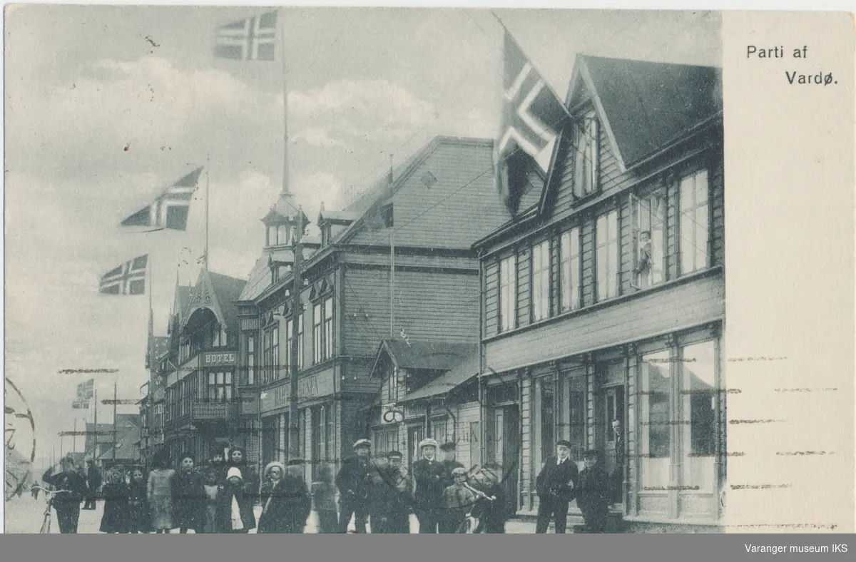 Postkort, barn i Strandgata, sett mot nord, antatt 17. mai