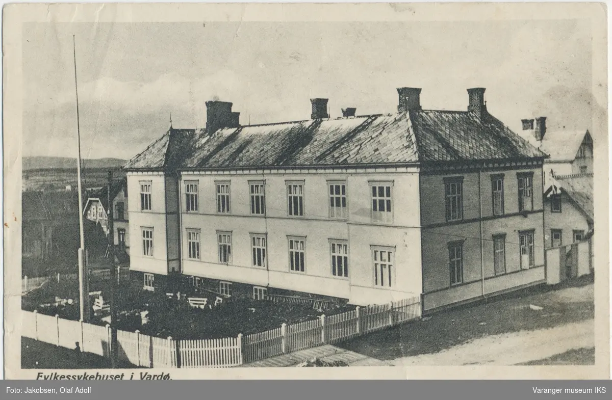 Postkort, fylkessykehuset i Vardø, sett mot nordvest