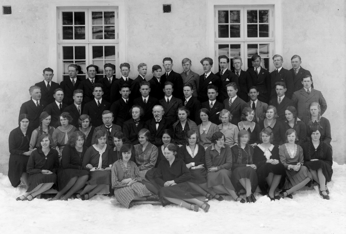 Ringsaker fylkesskole, gruppe av elever, styrer Knut Kvisli, ny skolebygning bygd i 1929 etter brannen i 1928,