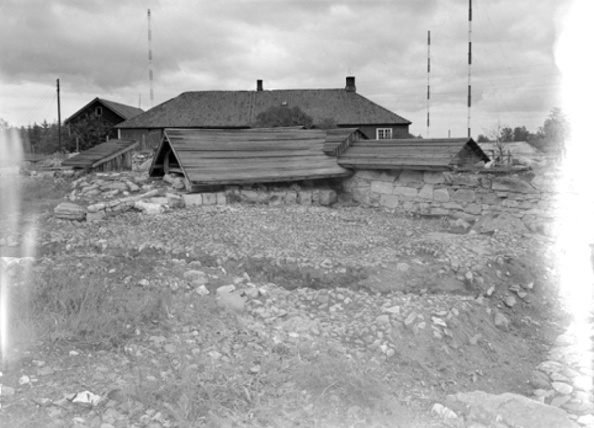 Arkeologiske undersøkelser i Hamar bispegård, Hamar, Domkirkeodden 1956. Brolegging inn mot østre ringmur. Bygningsrester langs østre ringmur. HKR. 300