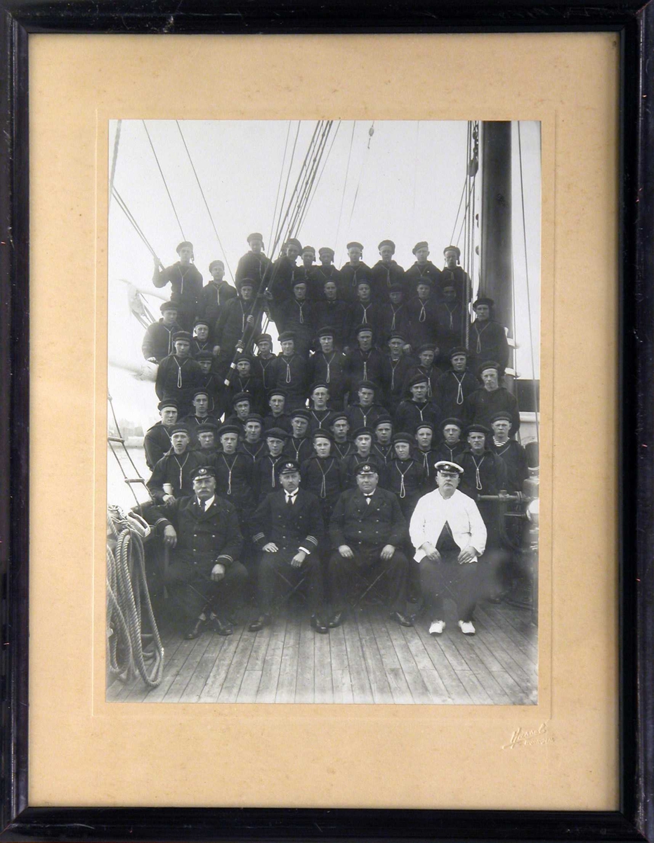 Gruppebilde, menn og gutter, på dekket til Skoleskipet "Tordenskjold" 1931.