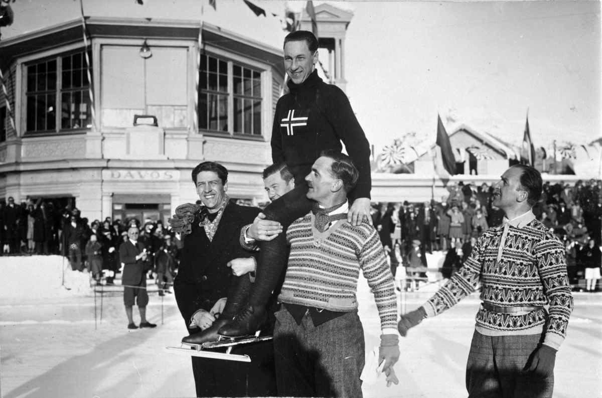 Ivar Ballangrud bæres på gullstol i Davos 1929 av bla. Oscar Mathisen, t.v Ivar Larsen (?)
Oscar Wilhelm Mathisen (født 4. oktober 1888, død 10. april 1954) var en norsk skøyteløper som representerte Kristiania Skøiteklubb.
