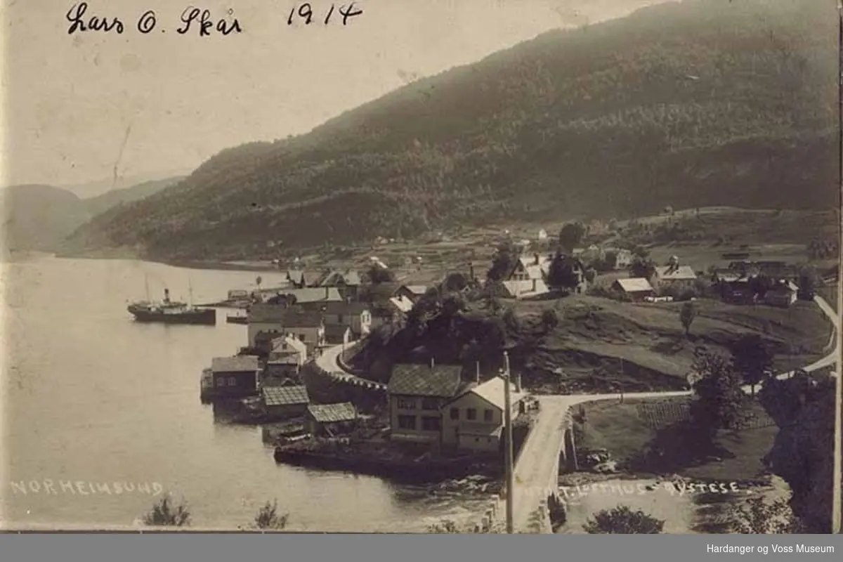 Hus, veg, fjord, fjell, båt, bebyggelse, postkort. Frå Norheimsund.