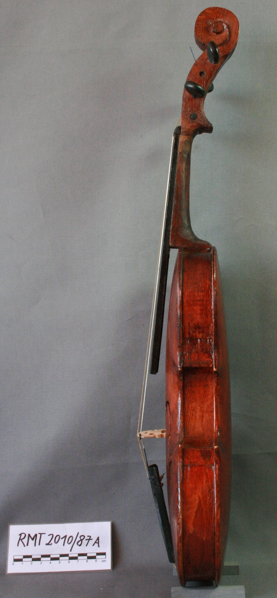 Meget grovt tillaget fiolin. Odd P. Jacobsens første fiolin. Laget da han var 14år gammel.