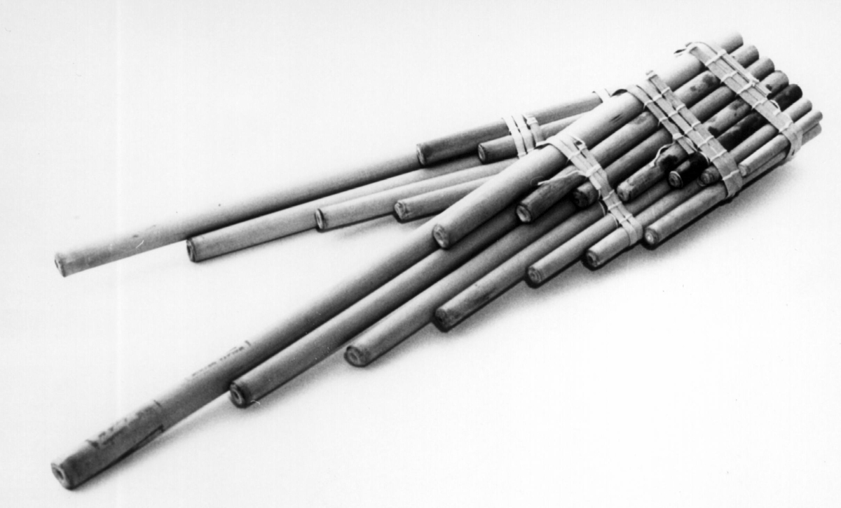 Siku, dobbel panfløyte i bambus. 2 sett: 2 x 6 piper og 2 x 7 piper.