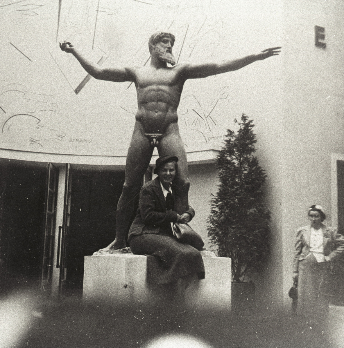Herborg Holm i Grekenlands paviljong på verdsutstillinga i Paris i 1937.