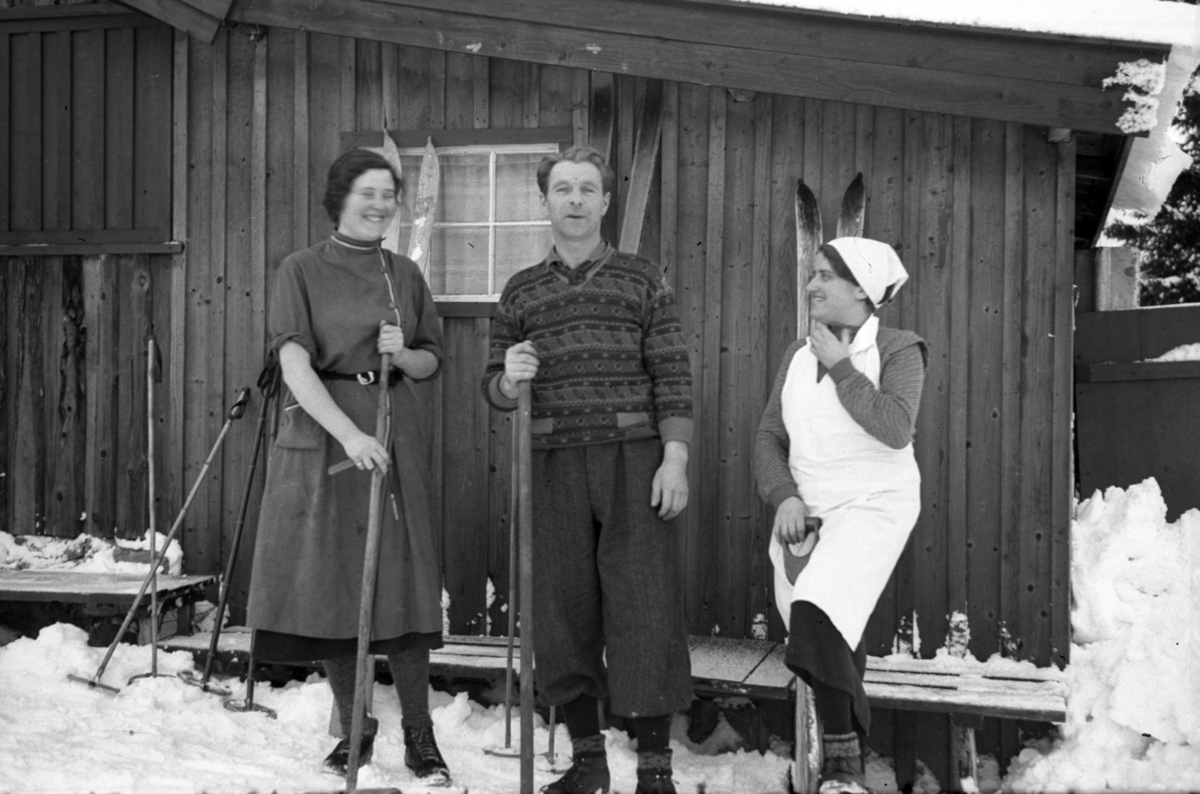 To kvinner og en mann ute, vinter.
Fra venstre: Ragna og Martinus Larsen, Elverum