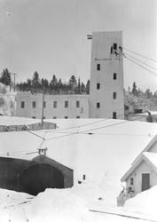 Wallenberg sjakttårn med gruveinngangen nede til venstre.