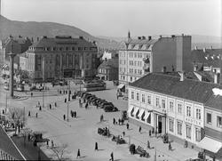 Torvet med Munken, Sommergården og Hotell Phoenix