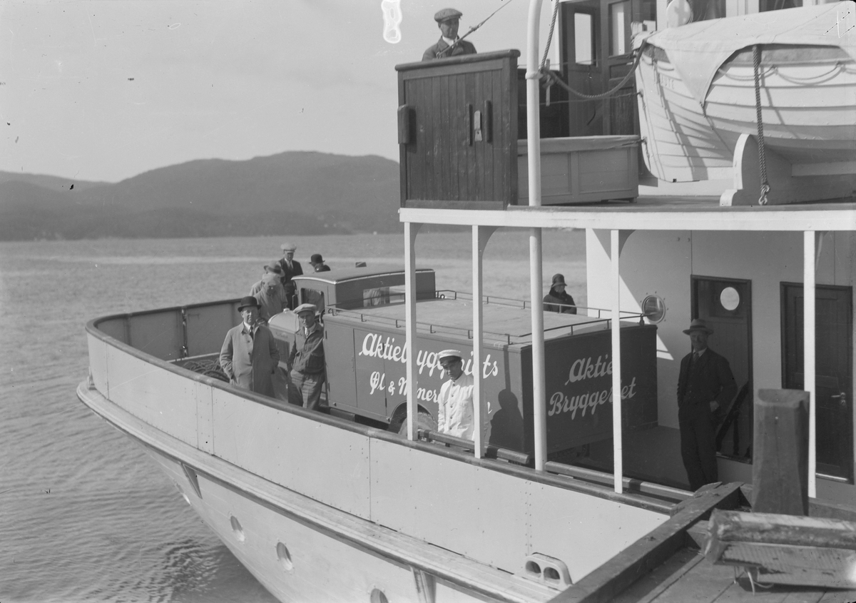 Kjøretøy fra Aktiebryggeriet ombord i båten "Gaute"