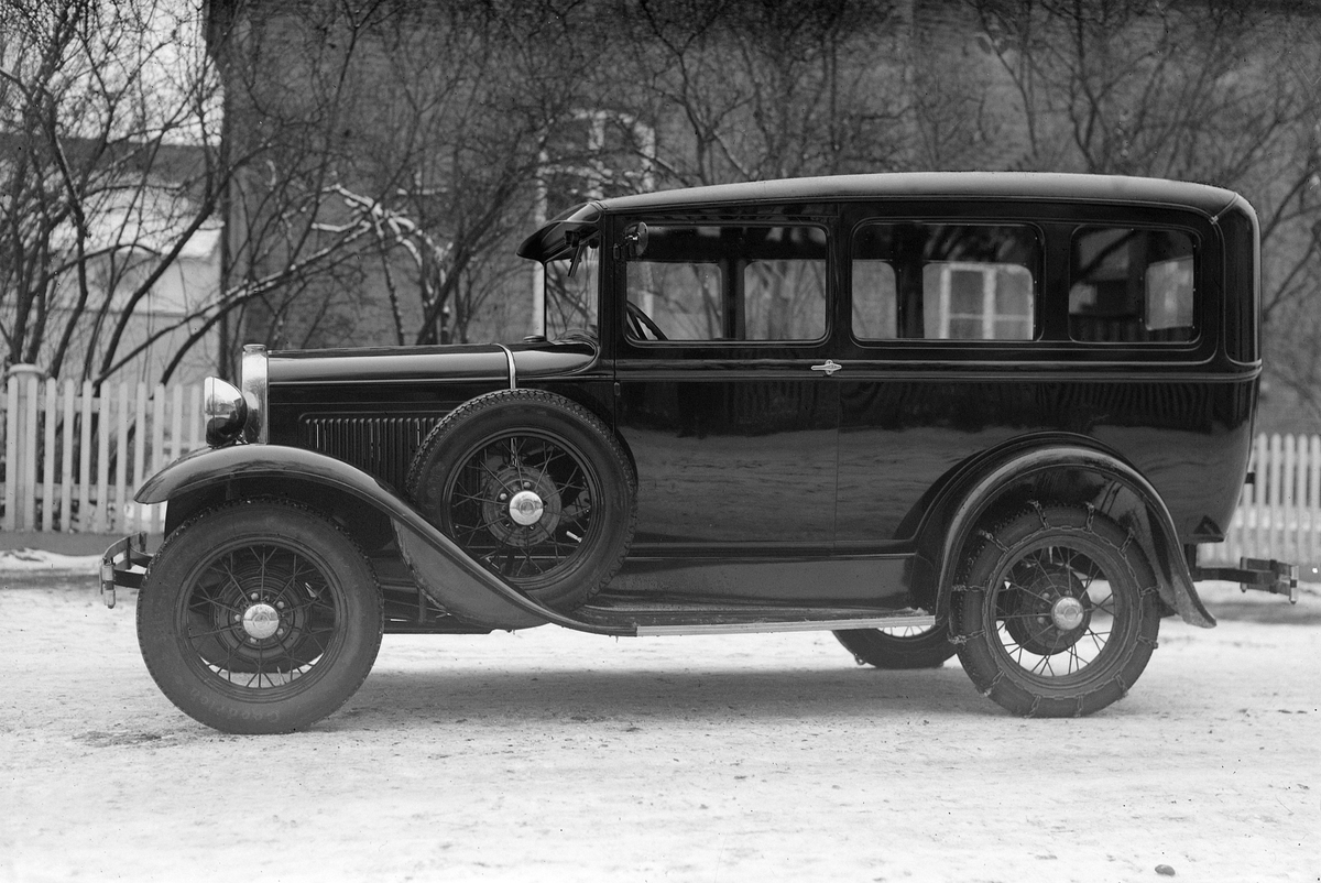 FORD A-MODELL. Personbil. 
Årsmodell 1930-31, med litt uvanlig karosseritype, forlenget bak bakaksel og utstyrt med bakdør for varetransport. ( Kommentar)

Vanlig amerikansk pressede Delivery karosserisider, som det er banket ut ruteåpninger på da den ble montert i Danmark. Har maken bil. (kommentar)

Dette er et US Delivery karosseri, ruteåpningene ble laget etter at bilen kom til Norge. Dette ble gjordt med ganske mange av disse varebilene. 