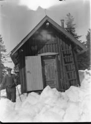 HYTTE, Solås. Ukjent mann med solbriller på ski. Hytta til 