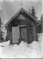 HYTTE, Solås Ukjent mann med solbriller. Hytta til Ole M. M