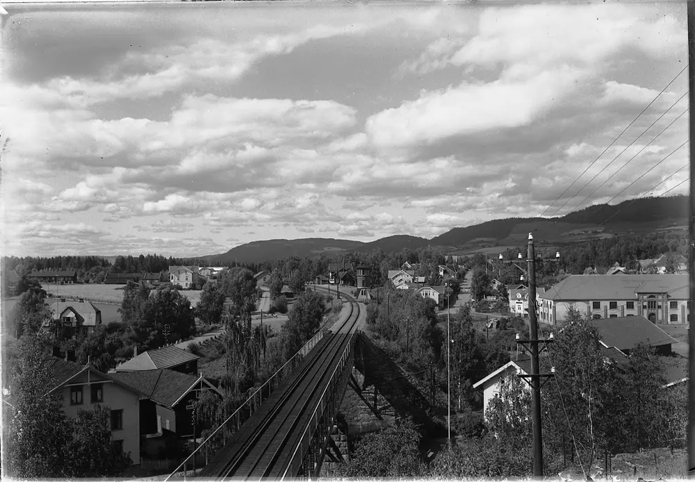 Moelv sentrum med Storgata, stasjonen og jernbanebrua.
