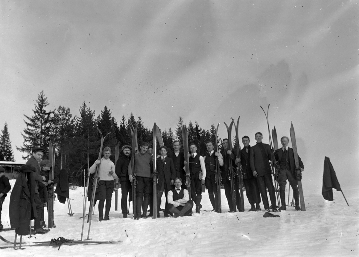 Stor gruppe skigåere. 