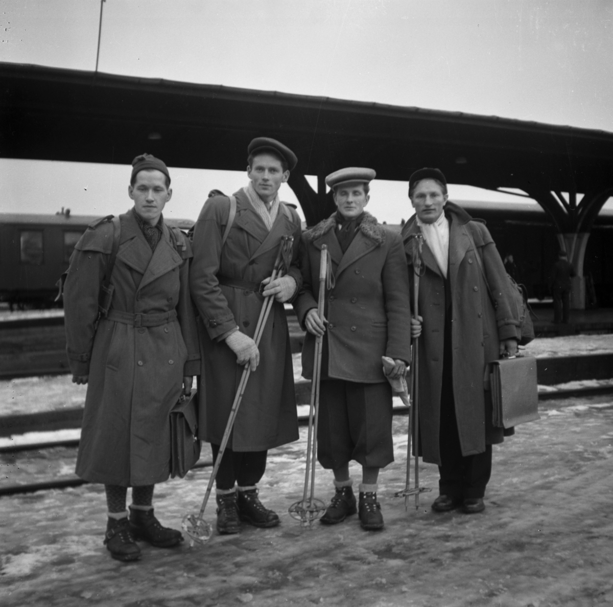 Svenske skiløpere på jernbanestasjonen