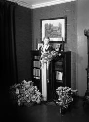 PORTR: BRUDEN ALENE, BRYLLUPSBILDER, DR. GLØERSEN.