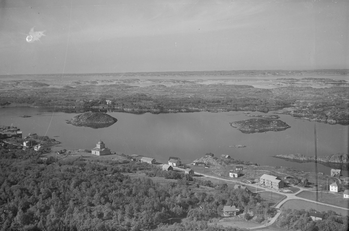 Melandsjø med Hitra kirke og en del av bebyggelsen.