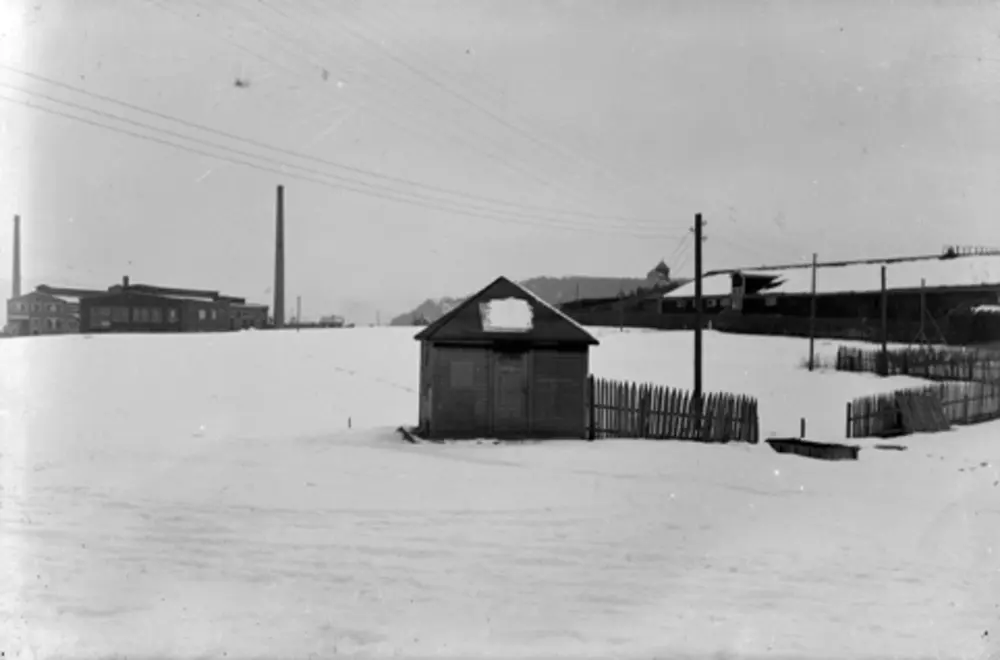 Birkebeinervegen 21 på Martodden med Stålverket og Sagbladfabrikken.