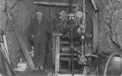 To gruvearbeidere i arbeid i gruva.