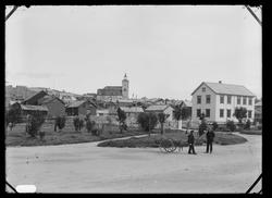 Bebyggelse Røros sentrum, sett fra stasjonsparken. Røros kir