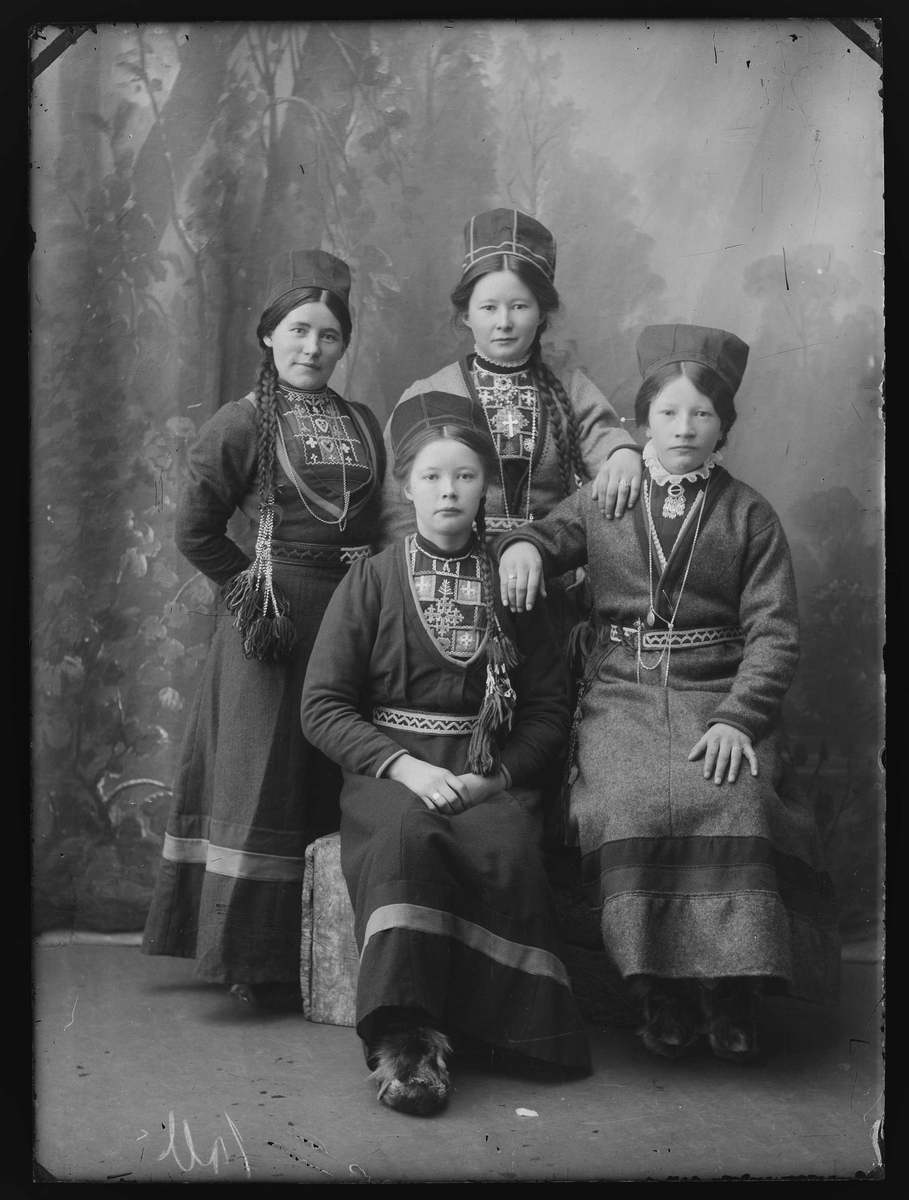 Portrett av fire samiske kvinner