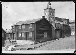 Gårdbebyggelse i Mørkstubakken på Røros. Kjerka i bakgrunnen