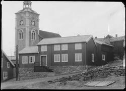 Gårdbebyggelse i Mørkstubakken på Røros. Kjerka i bakgrunnen