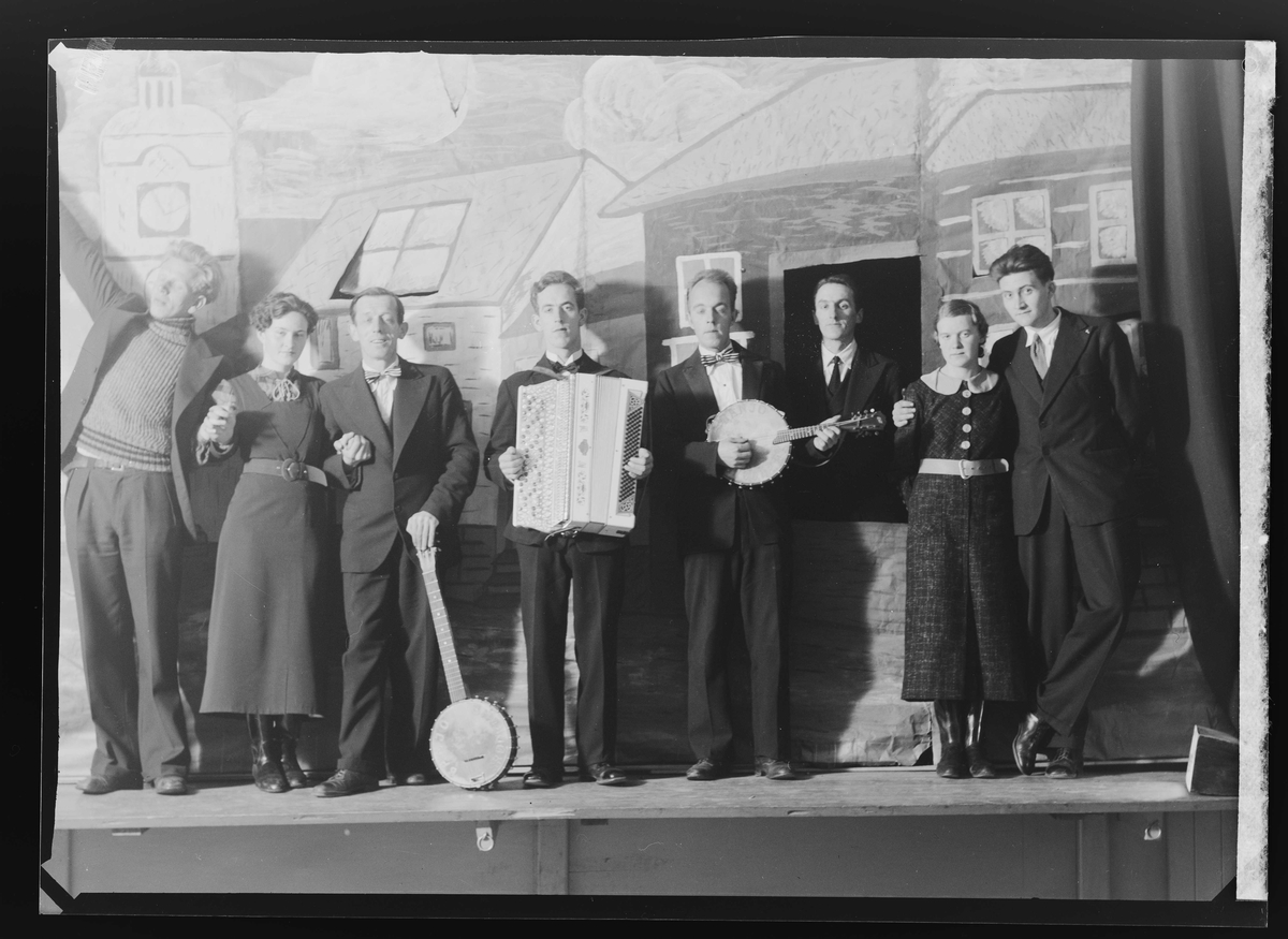 Ensemblet fra revyen "Her skal luftes" i Sangerhuset i 1937