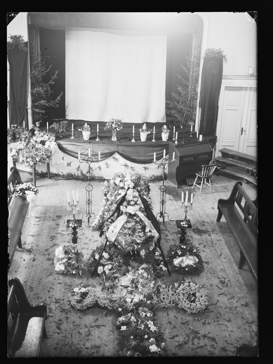 Begravelse i Sangerhuset, Røros