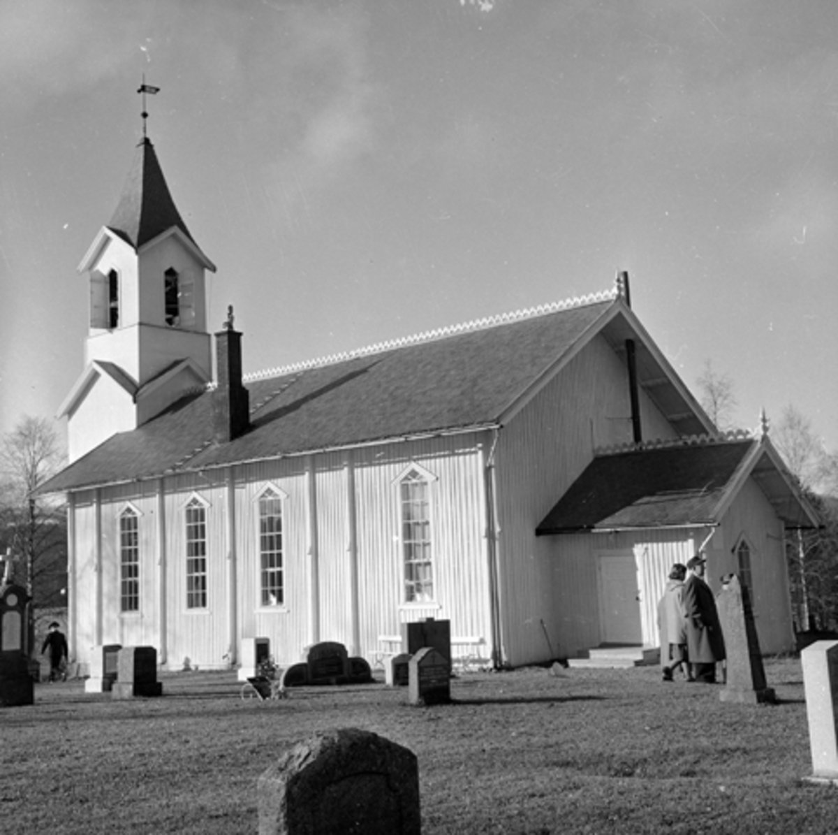 Søre Osen Kirke, Trysil. Den ble tegnet av Th. Berg og oppført av byggmester Hans Øverby fra 1880 og innviet den 22. november 1882
