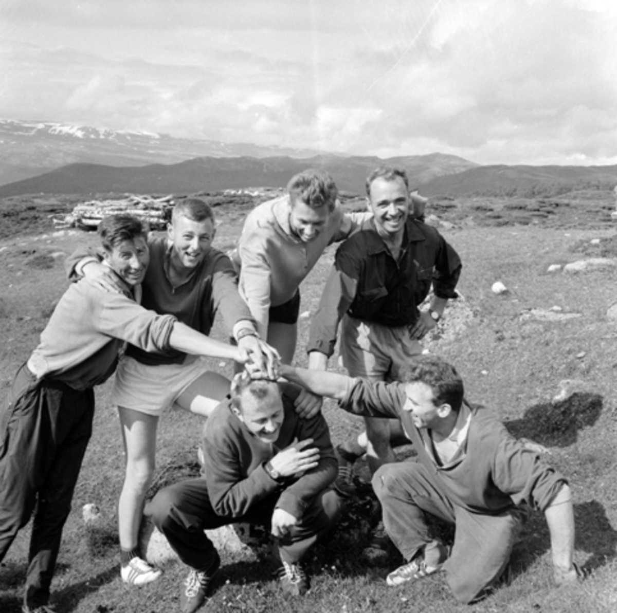 Langrennsløpere, sesongforberedelse, bak.f.v. Harald Grønningen, Mikkel Dobloug, de øvrige ukjente.