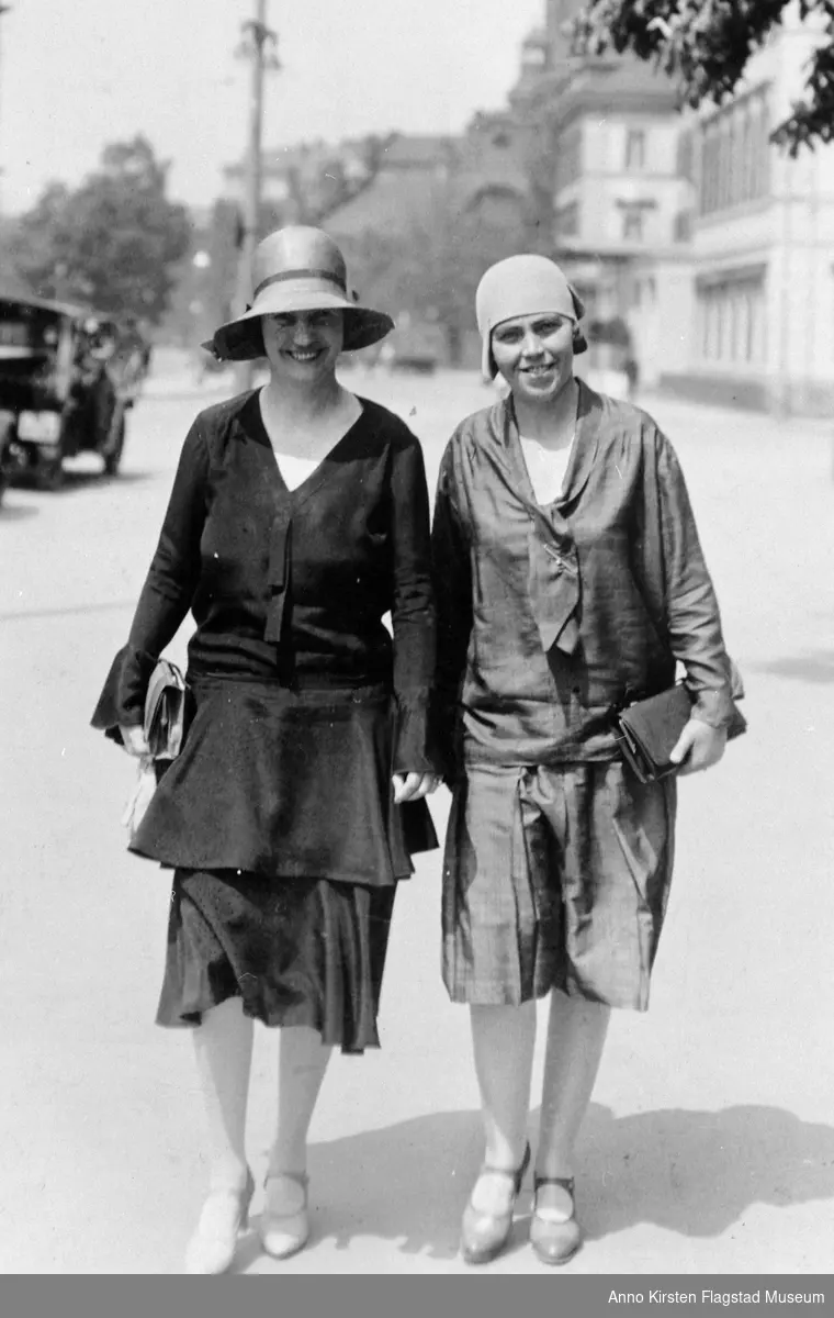 Kirsten Flagstad til høyre og hennes venninne Ella Ganther i Dresden, Tyskland sommeren 1921. Kirsten Flagstad to the right and her friend Ella Ganther in Dresden, Tyskland summer 1921. 