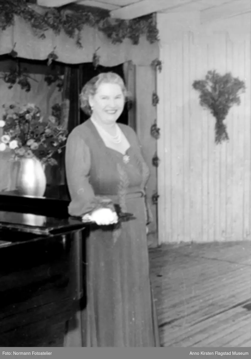 Kirsten Flagstad synger ved en friluftskonsert på Domkirkeodden, Hamar 30. august 1953. Ved klaveret akkompagnatør Amund Raknerud. Kirsten Flagstad at an open air recital at Domkirkeodden, Hamar 30. August 1953. Amund Raknerud accompanist at the piano. 